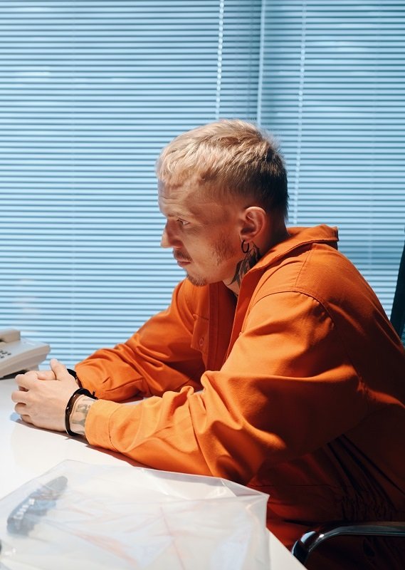 A lawyer talking to an inmate